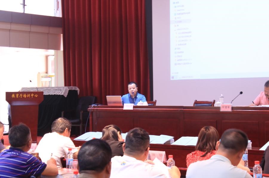 編輯部謝文輝做產(chǎn)品策劃總結(jié)規(guī)劃匯報(bào)及討論工作報(bào)告